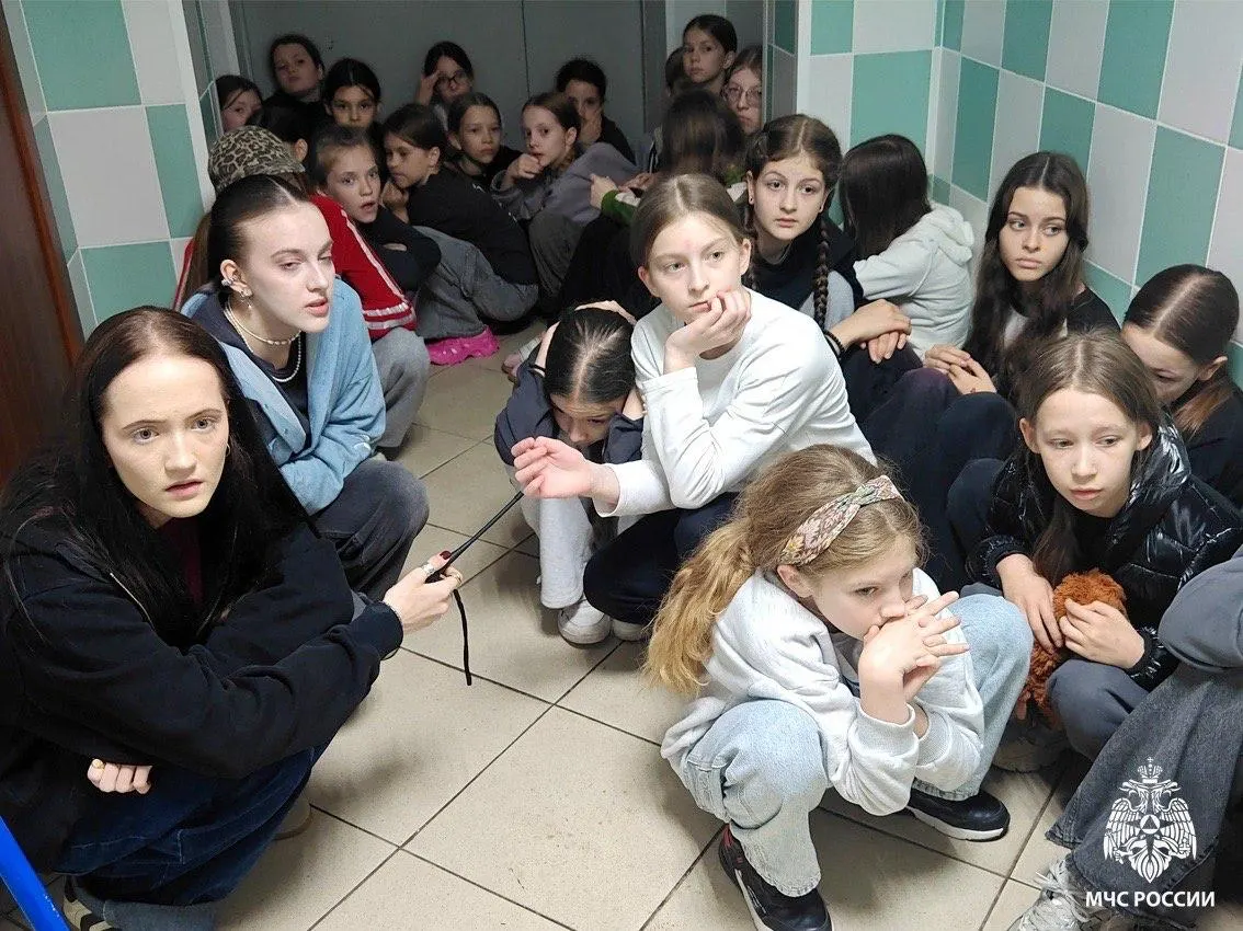 Спасатели отработали эвакуацию детей и персонала после условного налёта беспилотников: есть повреждения зданий и один пострадавший, в одном из корпусов обнаружен неразорвавшийся боеприпас.