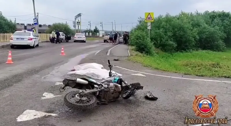В поселке Балай Красноярского края 12‑летний водитель питбайка не уступил дорогу на перекрестке и столкнулся с Toyota RAV4; подросток погиб на месте, проводится проверка.