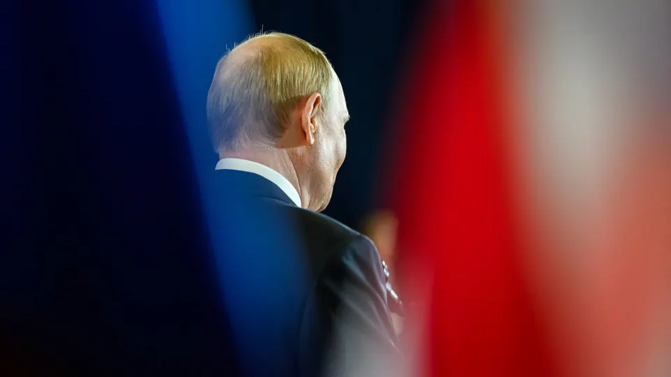 Крупный опросный рейтинг доверия Путину, рассчитываемый по «открытой» методике, перестал выходить; его значение в апреле опустилось до исторического минимума, тогда как показатель в «закрытых» вопросах остаётся существенно выше. Одновременно падает и рейтинг одобрения деятельности главы государства.