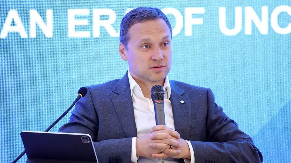 Зампред правления Сбербанка Тарас Скворцов предупредил, что повышение налоговой нагрузки и ужесточение контроля побуждают клиентов забирать деньги из банков — наличность не возвращается в систему и доля безналичных операций падает.