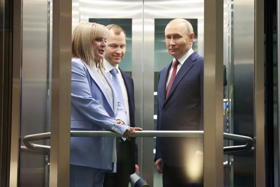 Руководители силовых ведомств, включая главу Росгвардии, предлагают отложить или отменить сентябрьские выборы в Госдуму из‑за экономических проблем и падения рейтингов. В администрации президента и политблоке идут острые дискуссии; официальных решений и документов пока нет.