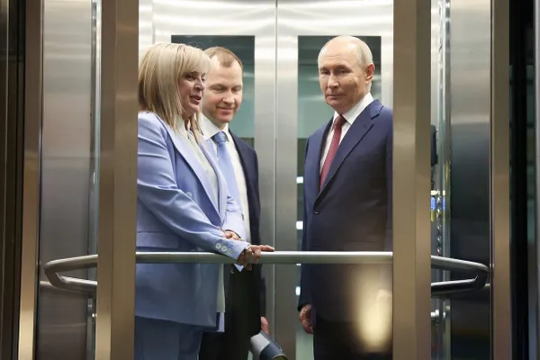 Пресс‑секретарь президента заявил, что подготовка к выборам продолжается и тема их переноса на данный момент не рассматривается, несмотря на сообщения о предложениях со стороны силовых кругов.