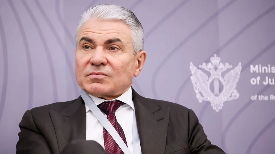 Заместитель министра юстиции предложил обязать разработчиков ИИ внедрять «фильтры национальной безопасности», возложить ответственность за их работу на владельцев моделей и ввести штрафы. Ранее власть потребовала развивать «суверенные» модели, но крупный бизнес выразил сомнения.