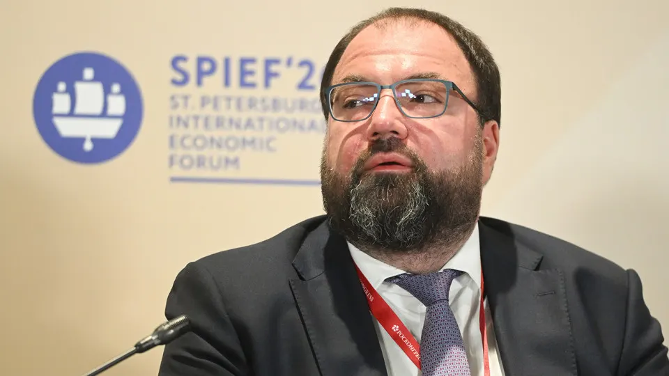 Глава Минцифры заявил о планах внедрить механизмы возрастной идентификации на онлайн‑платформах; эксперты предупреждают о рисках утечек персональных данных и дополнительных расходах для сервисов.