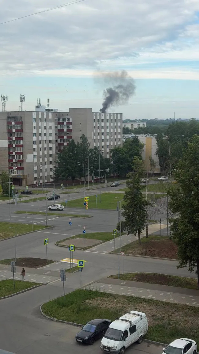 12 июня беспилотники атаковали промпредприятия в Татарстане и Самарской области; есть пожары, повреждения и пострадавшие среди мирных жителей. Одновременно фиксировались удары и потери с обеих сторон конфликта.