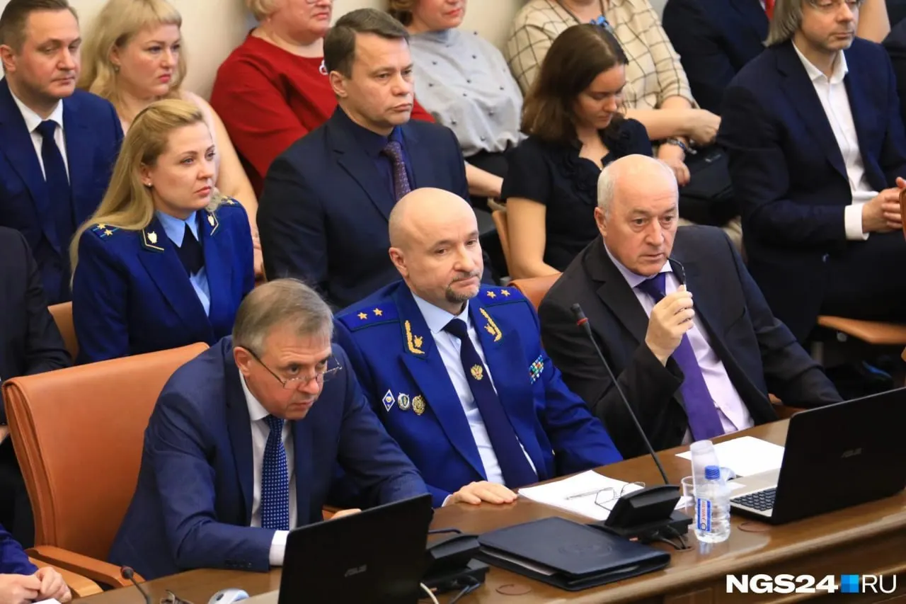Распоряжение об увольнении подписано 1 июня — Солодков покинул должность по собственному желанию. Ранее он отвечал за взаимодействие с силовыми ведомствами, вопросы призыва и мобилизации.