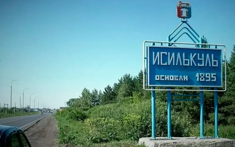 После многодневных перебоев с водоснабжением в Исилькуле (Омская область) Следственный комитет открыл уголовное дело — жители остаются без воды, власти называют дату восстановления подачи, но жалобы сохраняются.