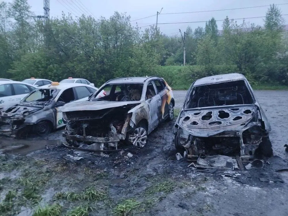 В ночь на 31 мая в Шерегеше сгорели три автомобиля такси. Директор Ассоциации таксопарков говорит, что это уже третий такой случай за два года; владельцы намерены обратиться в полицию и прокуратуру.