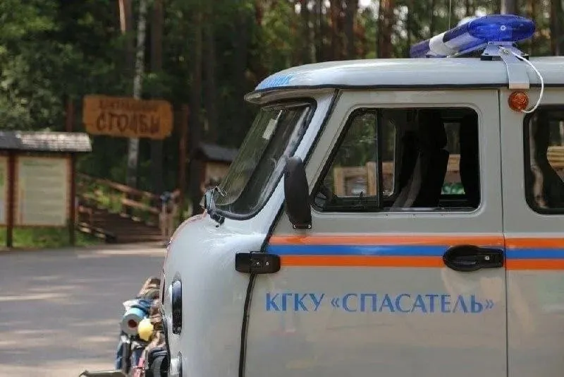 Пенсионерка упала на «Столбах», обратилась к дежурившим спасателям; у неё подозревали сотрясение мозга, женщину передали медикам.