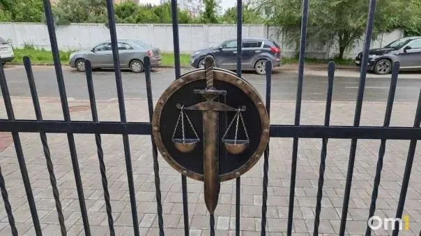 1 июня в селе Хорошки Павлоградского района пьяный сельчанин схватил колун и замахнулся на участкового, прибывшего разнять конфликт. В отношении него возбуждено уголовное дело по ч.1 ст.318 УК РФ.