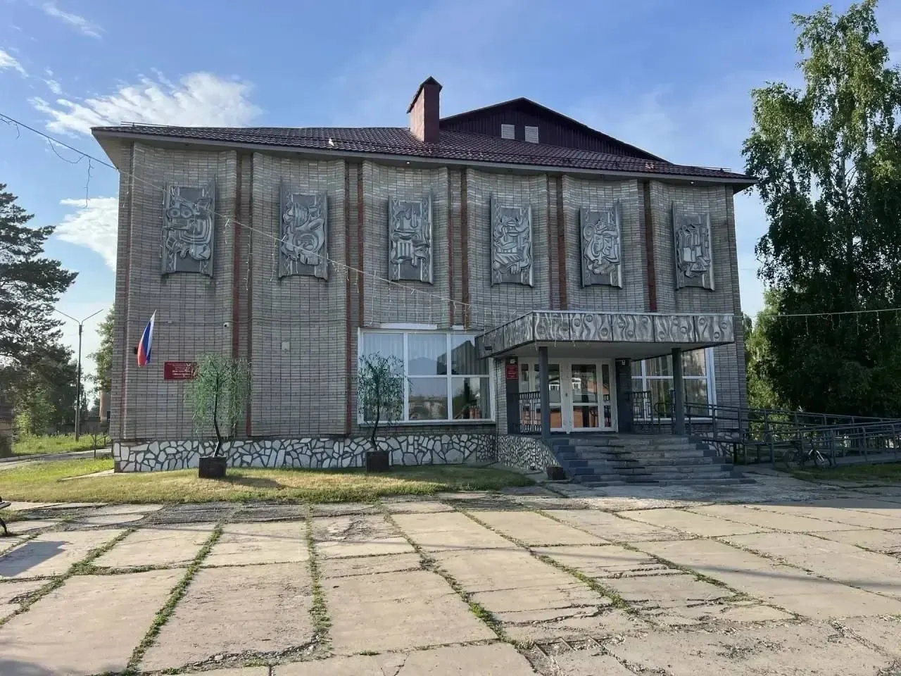 По контракту бюджетного учреждения подрядчику заплатили 2,2 млн руб., но после проверки выяснилось, что работы выполнены на сумму около 1,2 млн руб. В отношении директора фирмы возбуждено уголовное дело о мошенничестве.