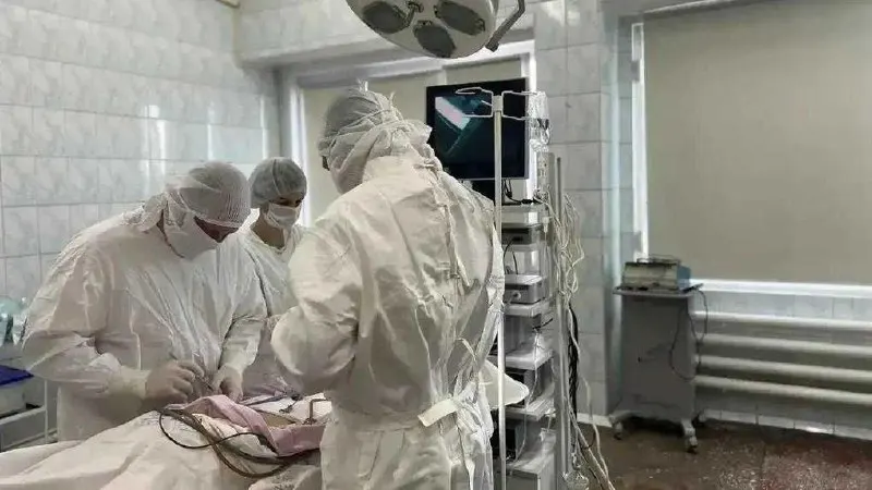 В ГКБ №1 омские хирурги удалили повреждённый участок тонкой кишки и восстановили брюшную стенку с помощью покрытой сетки; пациент выписан в удовлетворительном состоянии.