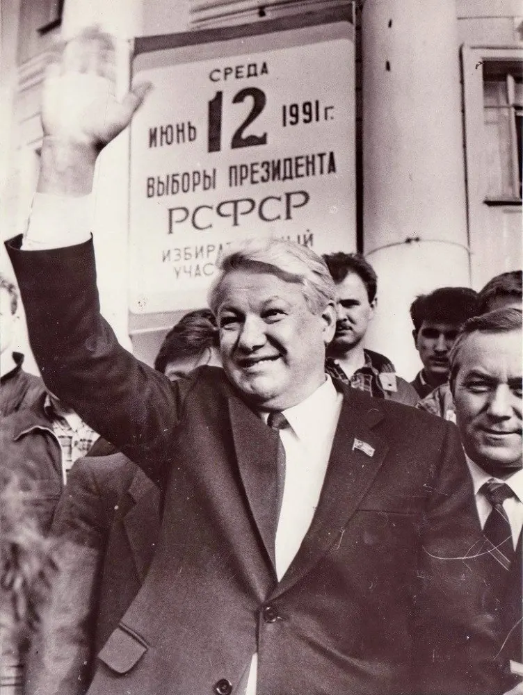 12 июня 1991 года на первых всенародных выборах президента РСФСР при явке 74,5% победил Борис Ельцин. Ключевые этапы — референдум, правила выдвижения, краткая кампания и результаты голосования.