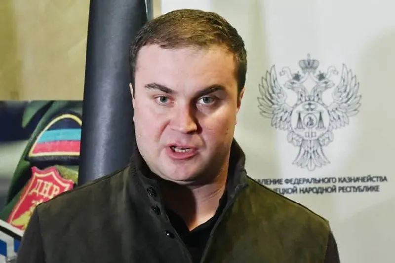 В регионе молодожёнам начали выдавать сертификаты на бесплатную оценку репродуктивного здоровья, действуют выплаты и льготы для многодетных. Одновременно продолжают поступать сообщения о гибели омских мужчин на войне: среди погибших — отцы с тремя и шестью детьми; по данным, погибли не менее 3661 житель региона.