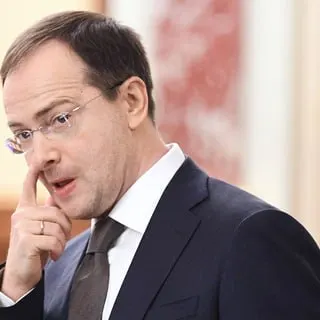 Помощник президента Владимир Мединский выступил за систему обязательной отработки для учащихся на бюджетных местах: распределение и трудовые контракты после вуза должны быть обязательными. Ранее в Госдуме и региональных органах уже обсуждали трёхлетнюю отработку, а для медиков с конца 2025 года закрепили обязательную трёхлетнюю практику в госучреждениях.