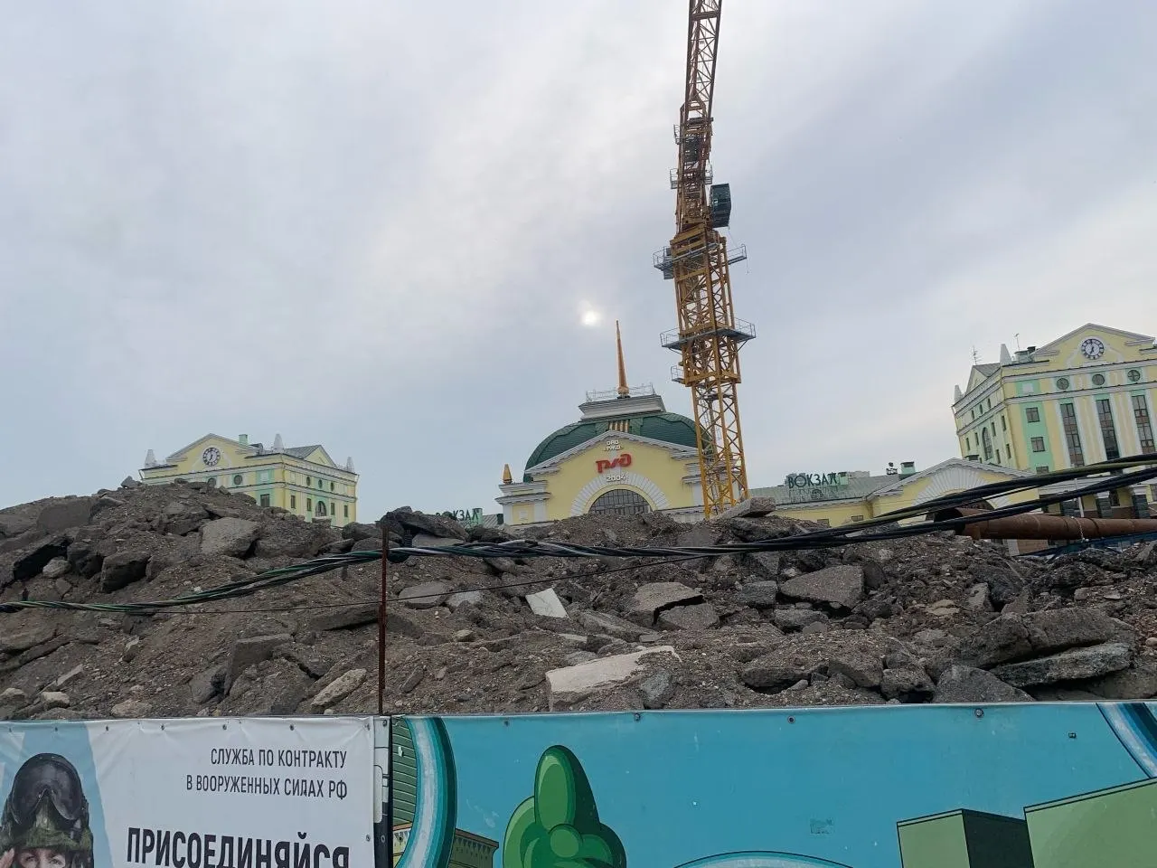 Активисты обнаружили насыпи грунта и строительных отходов на площадке будущей станции «Вокзальная»: пыль разносится по центру города. Материалы проверки передали в прокуратуру.