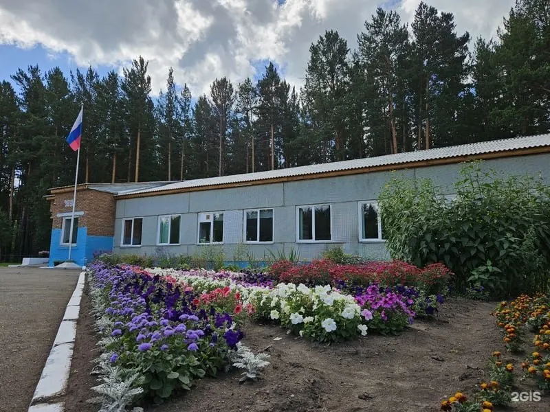 В нескольких районах Красноярского края старшие классы сокращают из‑за некомплекта. Муниципалитетам поручено объединять 10–11 классы и, где возможно, организовать подвоз учащихся, однако на местах родители говорят, что возить детей придётся самостоятельно. Кроме того, директорам школ предписано сокращать персонал в рамках «оптимизации» расходов.