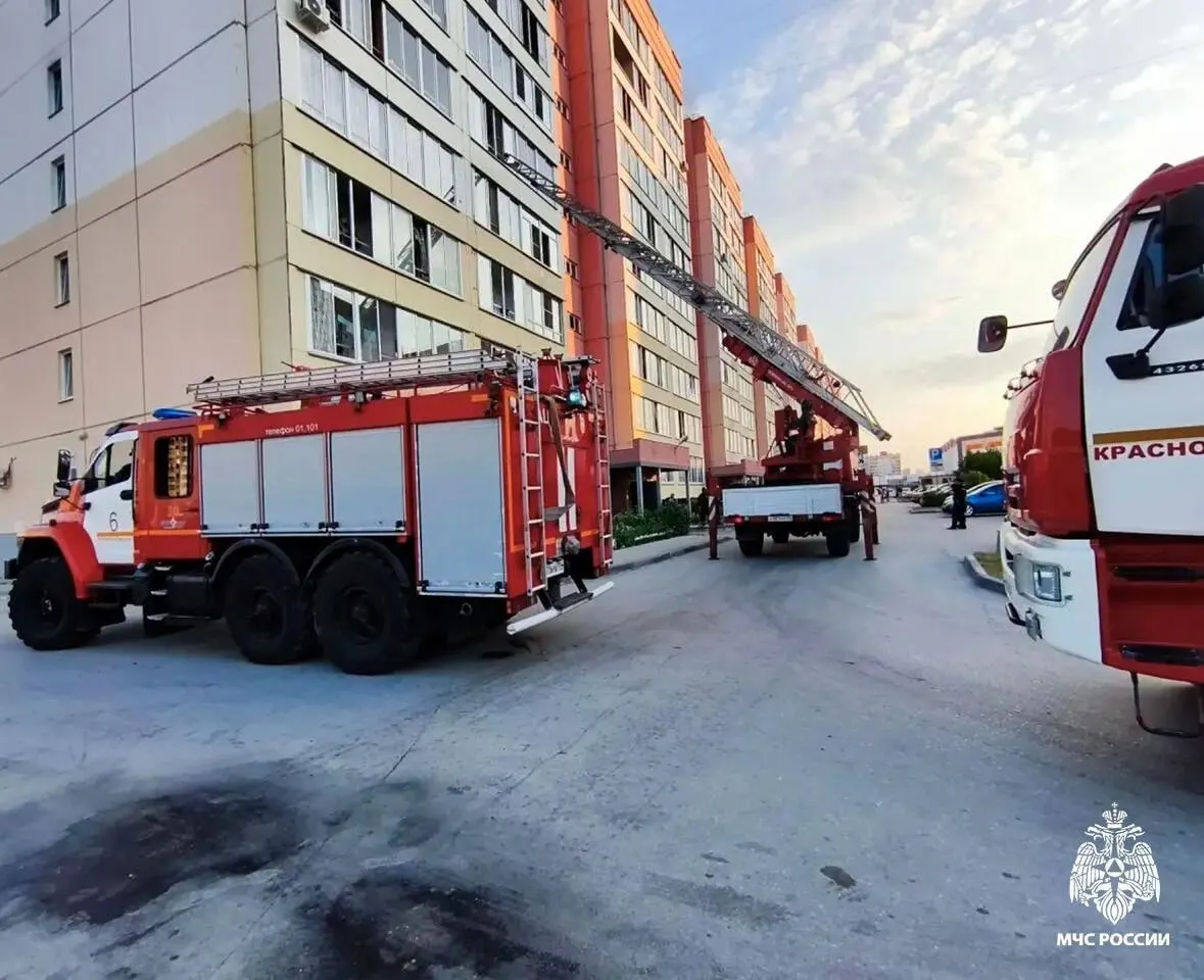 При пожаре в жилом доме на улице Петухова эвакуировали и спасли 13 человек, в том числе ребёнка полутора лет. На лестничной клетке третьего этажа горели колёса и домашние вещи; причины возгорания выясняют специалисты.