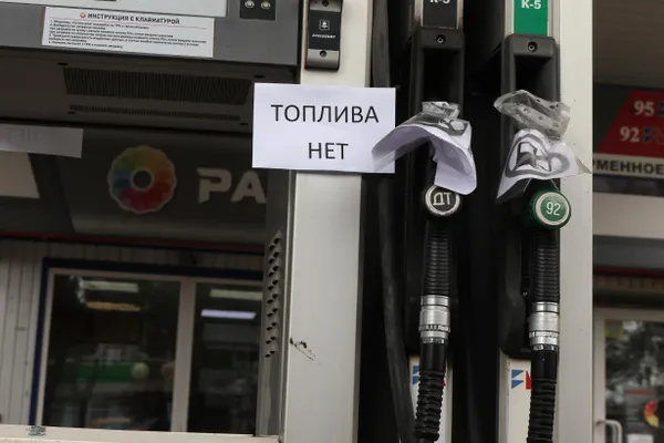 Губернатор сообщил о режиме повышенной готовности для обеспечения работы экстренных служб и объектов ТЭК; в регионе действуют лимиты на продажу топлива, а также идут обсуждения о возможном переносе выборов.
