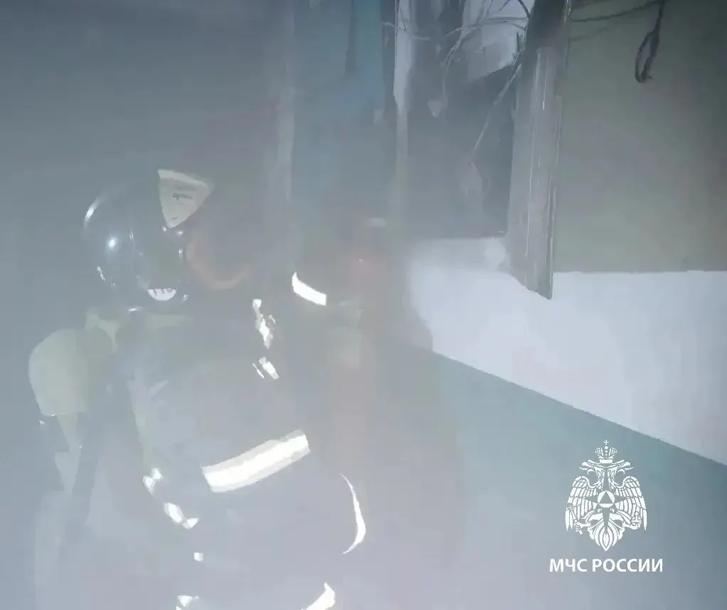 Вечером в Черемхово загорелся подъезд пятиэтажки на улице Куйбышева. Пятнадцать жителей эвакуировались сами, ещё десять вывели спасатели.