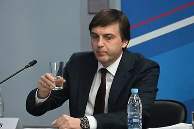 Министерство просвещения утвердило список литературы для внеклассного чтения на летние каникулы, в который, по словам главы ведомства, вошли современные и патриотические книги о Родине и подвигах современных защитников, в том числе — о героях специальной военной операции.