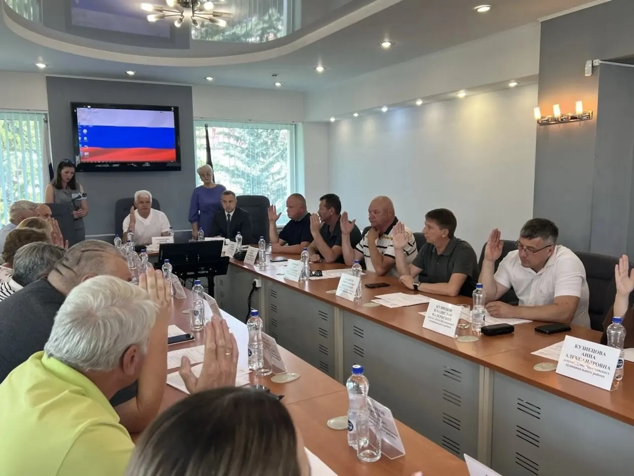Депутаты Шелеховской думы поддержали самороспуск и переход к одноуровневой системе муниципального устройства. Район начнёт преобразование в муниципальный округ, выборы новой думы назначены на 20 сентября.
