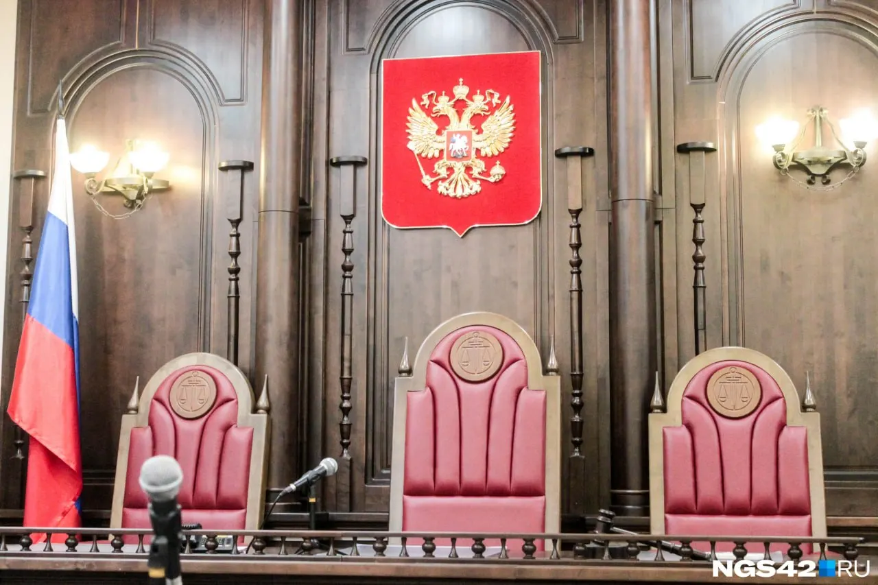 Против судьи из Анжеро‑Судженска готовят уголовное дело по двум эпизодам мошенничества: следствие считает, что с 2018 по 2021 год она оформила незаконные выплаты и похитила около 1,2 млн рублей через фиктивные сделки.