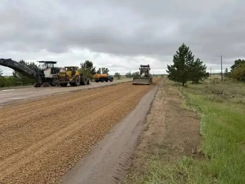 В Угловском районе начались работы на участке трассы Круглое — Лаптев Лог — Топольное к границе с Казахстаном. На обновление пяткилометрового отрезка выделено почти 170 млн рублей в рамках нацпроекта «Инфраструктура для жизни».
