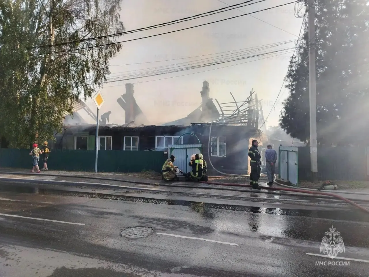 В Новолисихе загорелся одноэтажный брусовый дом на улице Дорожной; пожар площадью около 330 м² потушили за 40 минут, обнаружено тело 56‑летней женщины, дознаватели устанавливают причину и оценивают ущерб.
