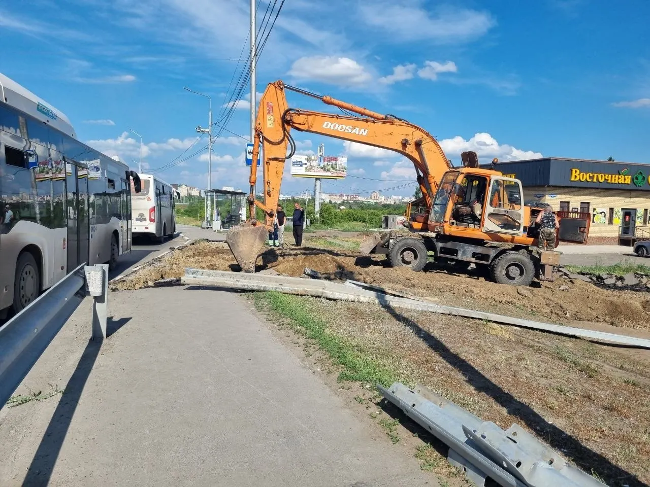 На перекрёстке Конева и 3-й Енисейской в Омске идут дорожные работы: планируется устройство бессветофорного правого поворота к Метромосту, чтобы сократить время в пути из южной части Левого берега в центр.