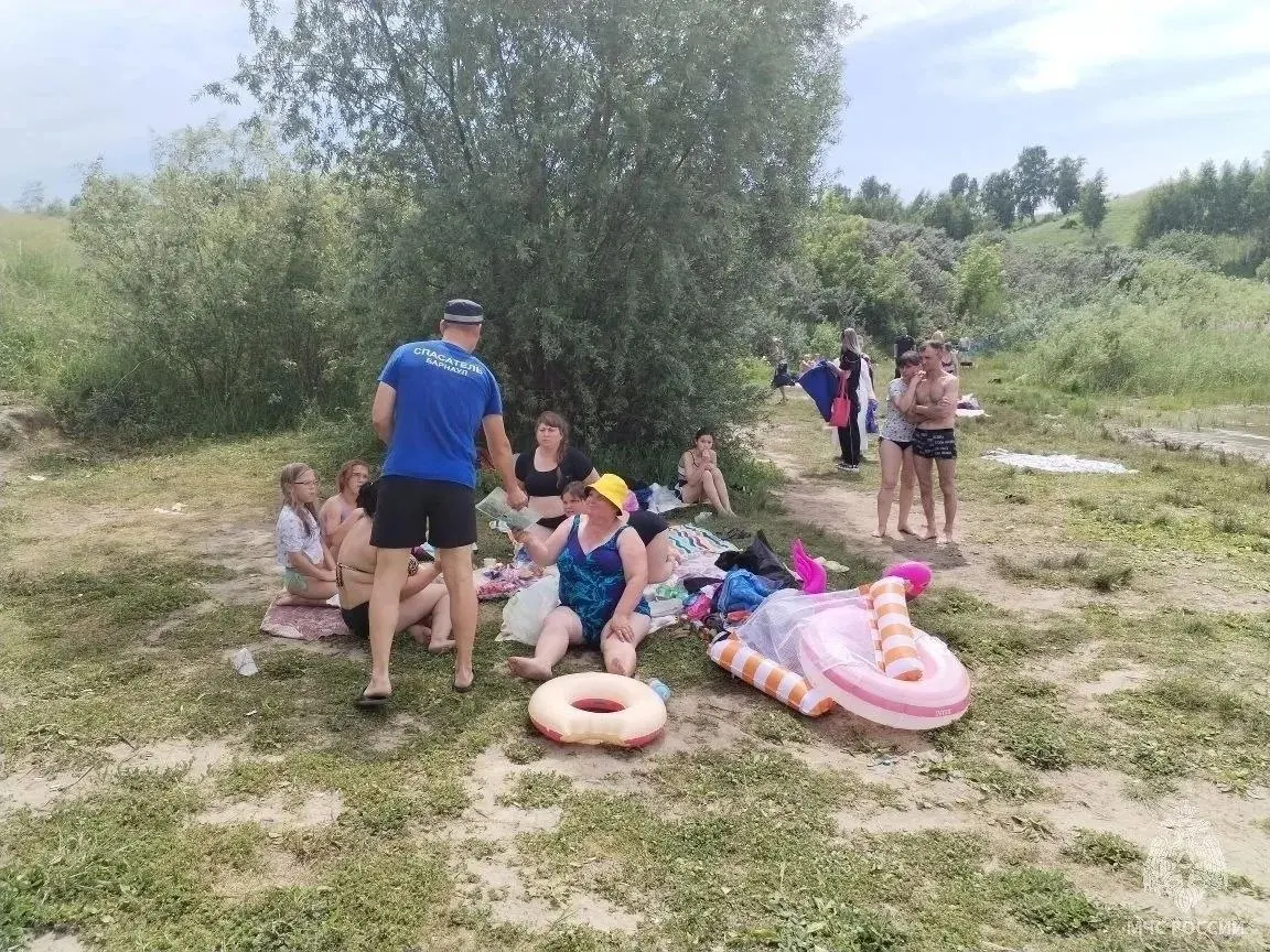 После гибели 12-летнего ребёнка спасатели дежурят на озере Коралл ежедневно с 12:00 до 18:00; по городу прошли рейды по безопасности на воде.