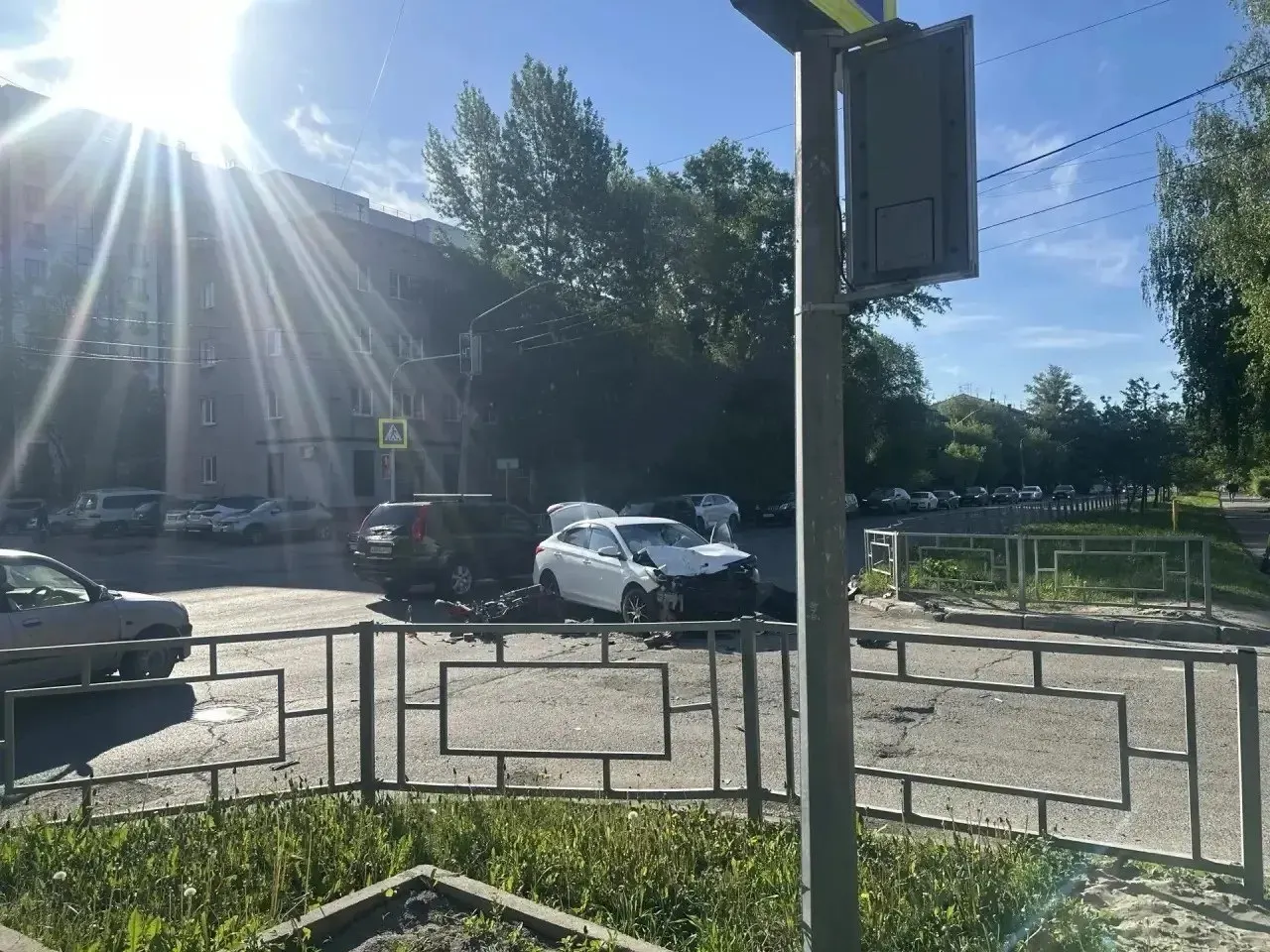 2 июня на регулируемом перекрёстке водитель Hyundai при повороте налево не уступил дорогу встречному мотоциклу; 23‑летний мотоциклист получил травмы и был госпитализирован, полиция проводит проверку.
