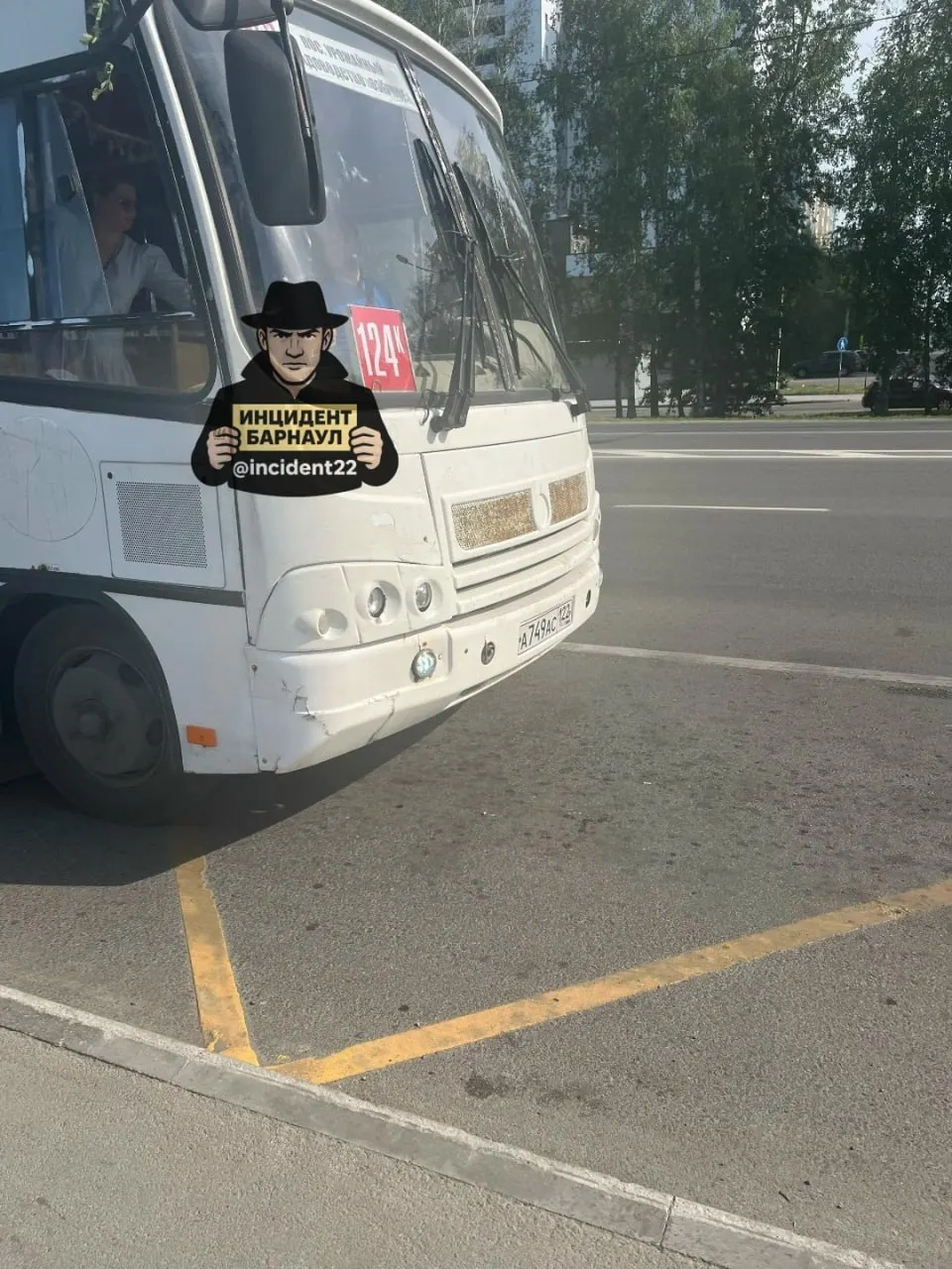 6 июня пассажирка автобуса, следующий к ТРЦ «Арена», заявила, что водитель отказался принять банковскую карту, несмотря на исправный терминал; у женщин не было наличных и сел телефон.
