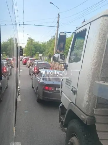 Длинная очередь на АЗС перегородила правую полосу на улице Рабочего Штаба: движение затруднено, пассажиров автобусов высаживают прямо на проезжую часть.
