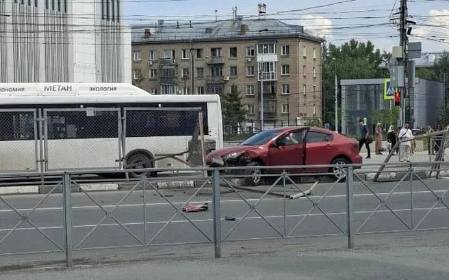 На площади Маркса водитель Mazda протаранил ограждение — у машины повреждена передняя часть, на место прибыл экипаж ДПС.