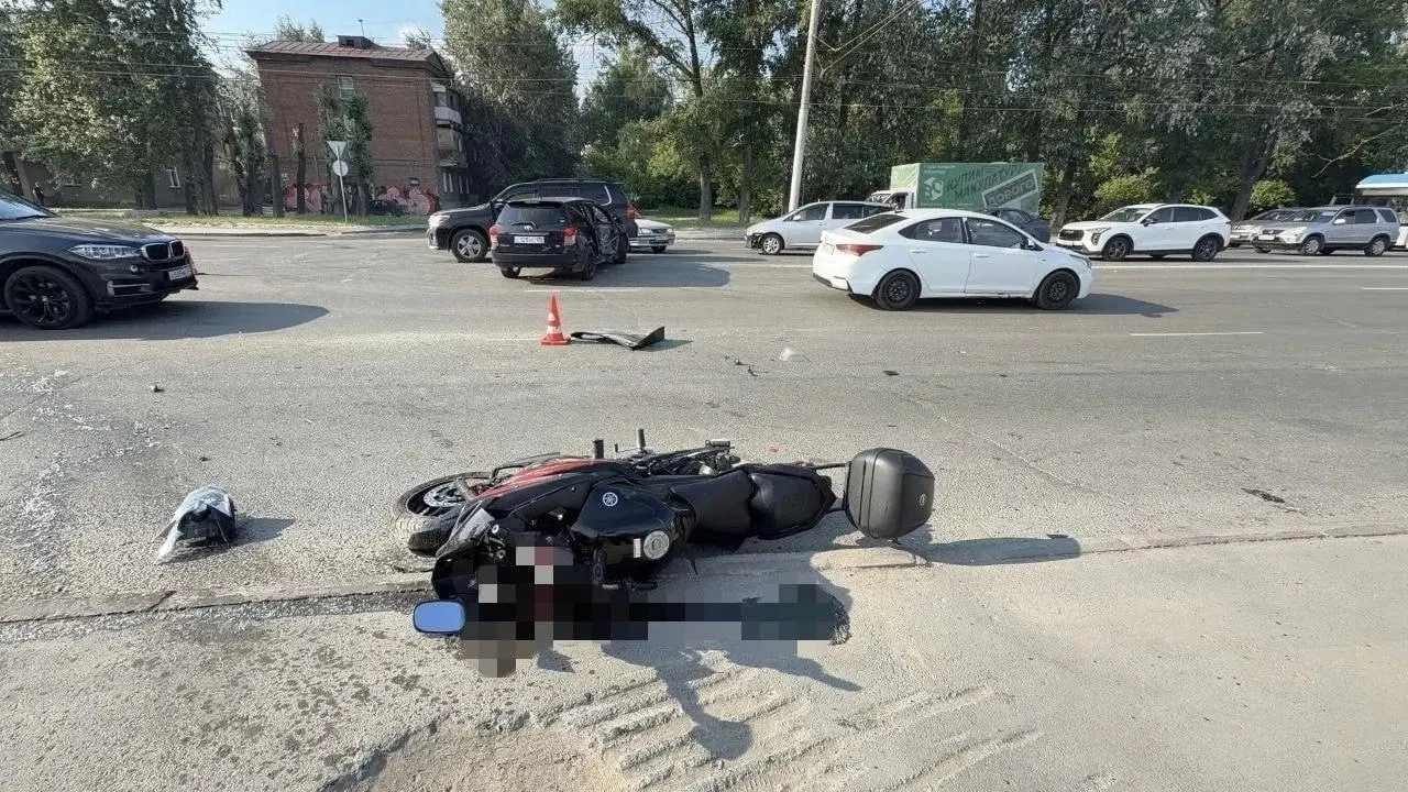Около 17:30 на улице Станционной столкнулись Toyota Corolla Fielder, мотоцикл Yamaha и Toyota Land Cruiser — 44-летний водитель мотоцикла скончался.