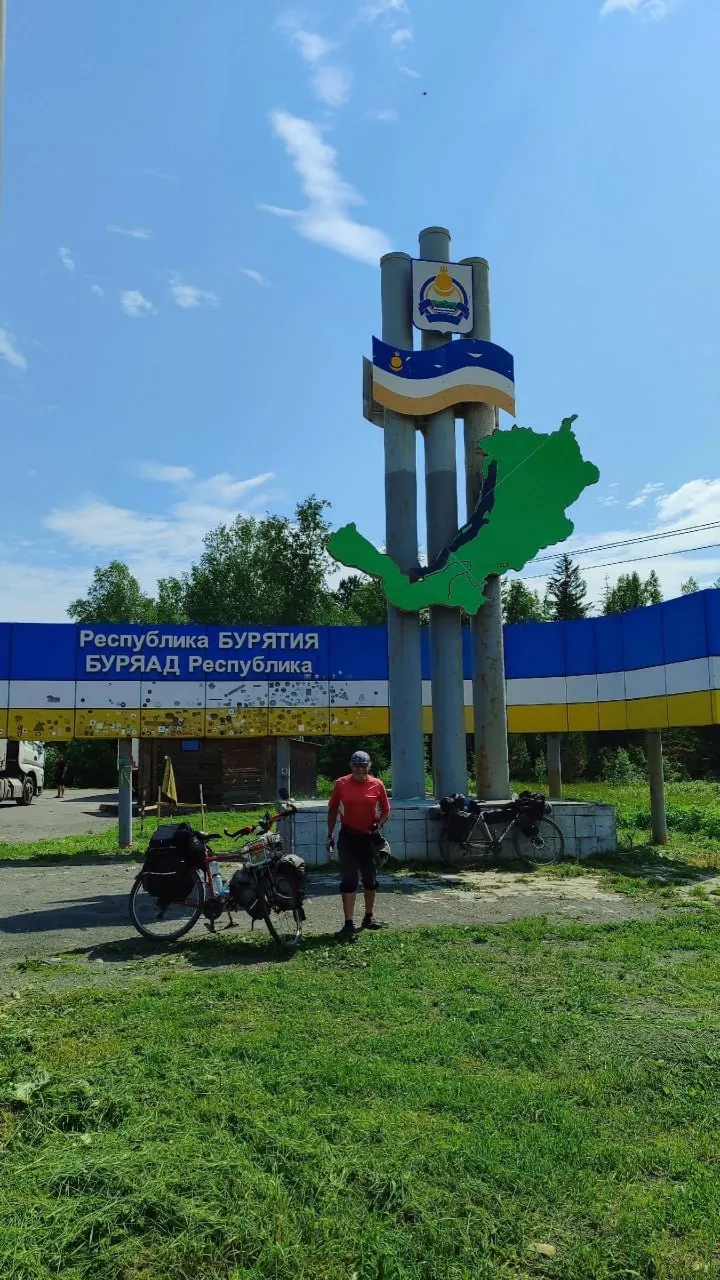 Путешественник на велосипеде пересёк Бурятию, искупался в Ангаре и на Байкале, задержался на берегу на несколько дней и отметил символическую отметку в 7000 километров.
