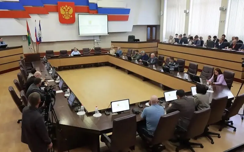 Депутаты Братска заявляют, что сокращение расходов областного бюджета приводит к долгам перед предприятиями, заморозке обещанных выплат и угрозе приостановки городских пассажирских перевозок.