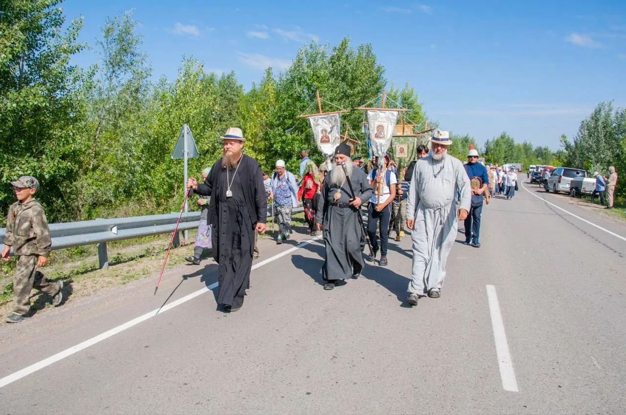 Паломники отправятся в недельный крестный ход с ночёвками в палатках. На маршруте пройдут литургии, молебны и акафисты; вещи участников будут перевезены фурой.