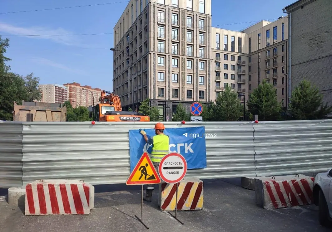 Улицу Перевозчикова в районе площади Калинина закрыли для движения до 18 августа — СГК выполняет работы по выведению 55-летнего трубопровода из‑под здания медколледжа.