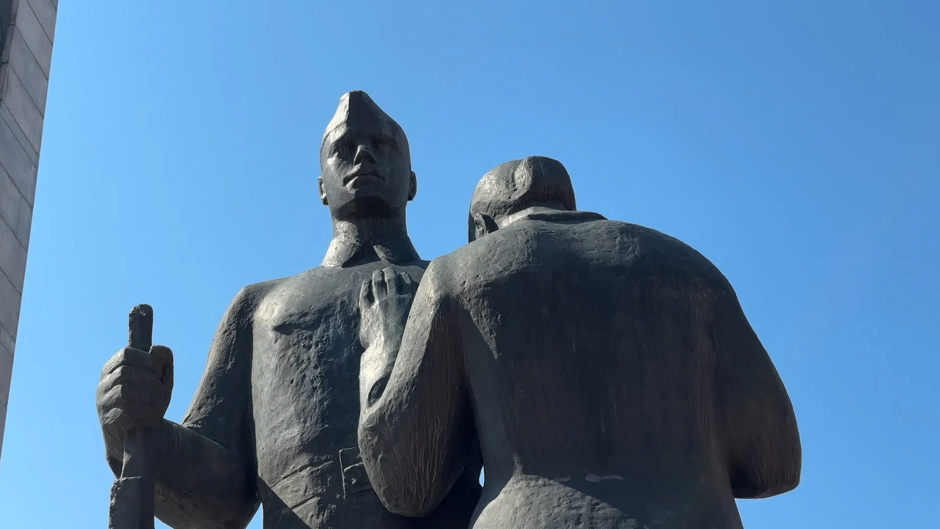 На площади Победы выступят симфонический оркестр, мужской вокальный ансамбль филармонии и барнаульский академический хор. Начало в 20:30, вход свободный; после концерта — акция «Свеча памяти».