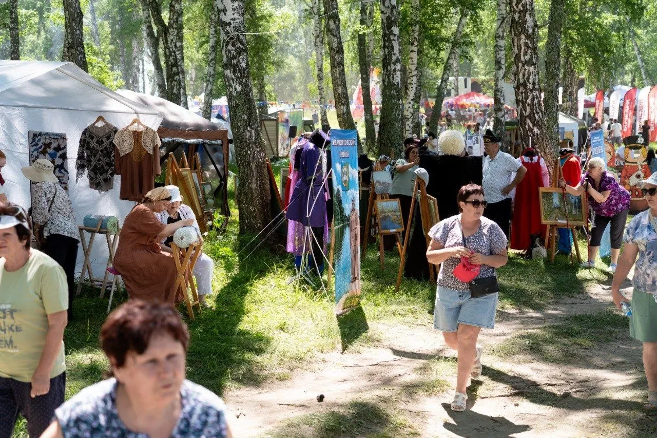 На Яру Любви в селе Косиха Алтайского края около четырёх тысяч человек собрались на литературный фестиваль, посвящённый поэту; ключевая тема — поэзия 1960‑х и её роль в объединении поколений.