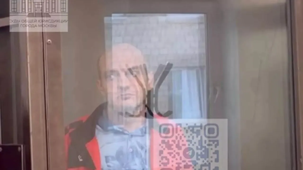 Савеловский районный суд Москвы назначил бывшему полицейскому пять лет колонии, штраф и лишение звания за получение взяток и передачу служебных данных журналистам.