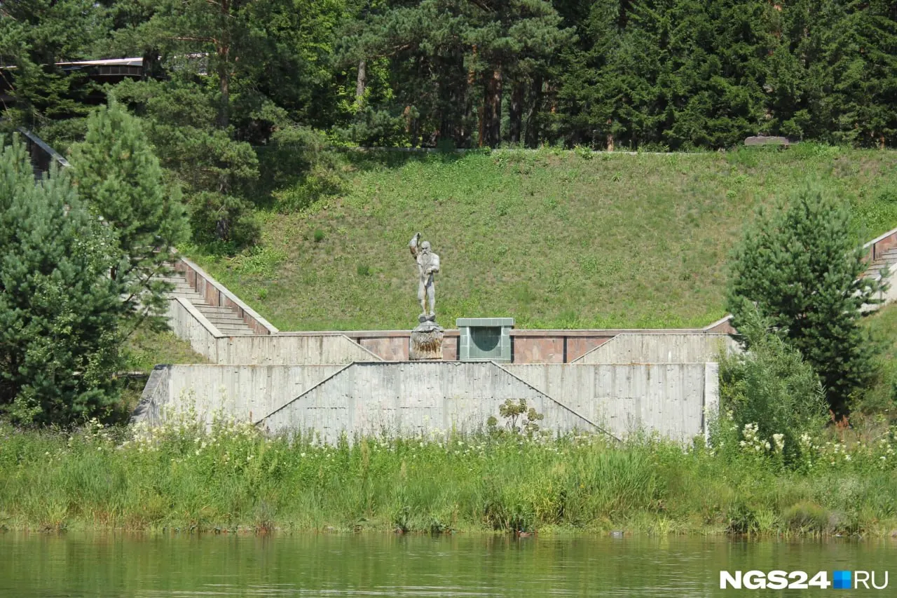 На публичных слушаниях отклонили запрос на смену назначения нескольких земельных участков в Удачном с индивидуальной застройки на блокированную (таунхаусы). Участки принадлежат северо‑восточной части усадьбы общей площадью около 9,5 га.