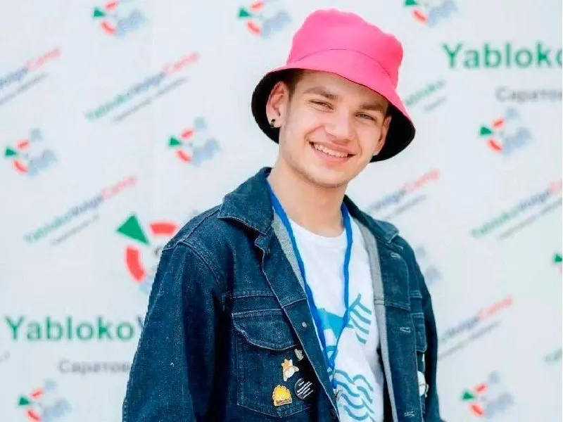 Егор Ткаченко, зампред молодёжного крыла свердловского отделения партии «Яблоко», включён в реестр Росфинмониторинга после обысков и допросов. Внесение в перечень обычно предвещает возбуждение уголовного дела по экстремистским статьям.