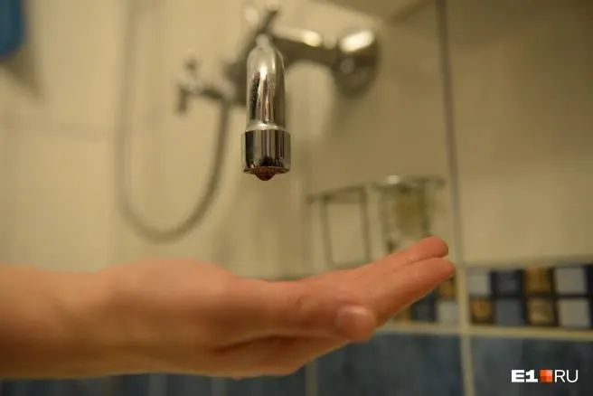 В Точилино затянулось плановое отключение воды: второй день жители не могут полить огород и помыться. По состоянию на сегодня без водоснабжения остаются 1300 частных домов, шесть многоквартирных домов, больница и детсады.