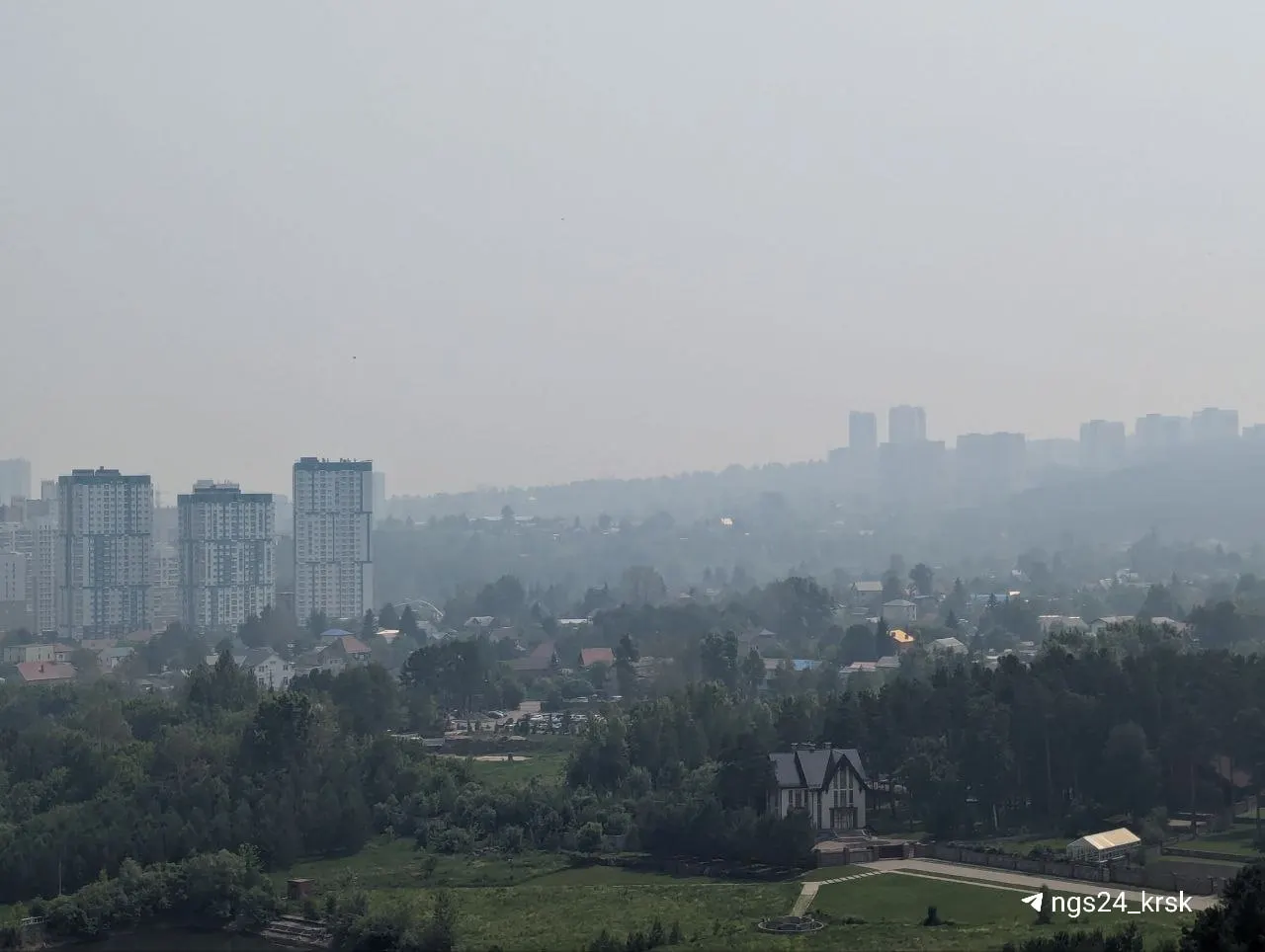В городе ощущается запах гари. Режим неблагоприятных метеоусловий (НМУ) в Красноярске продлится до 19:00 воскресенья, 21 июня.