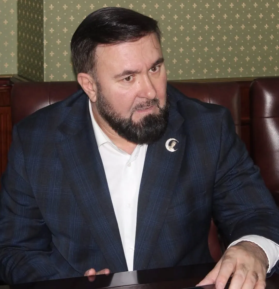 Кремль поощрил омбудсмена Чечни Мансура Солтаева грамотой за «укрепление законности», несмотря на ранее звучавшие в его адрес обвинения в давлении на правозащитников и спорные действия в регионе.