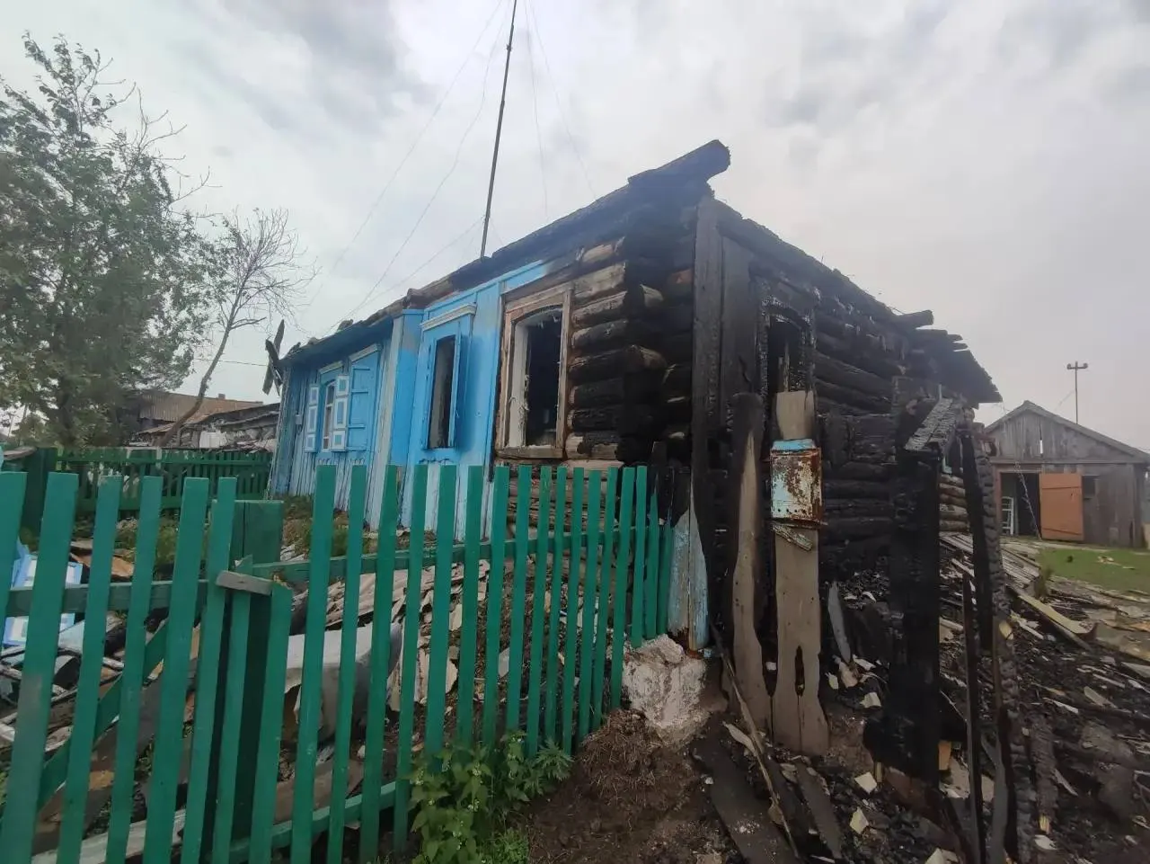 В Назаровском районе мужчина поджёг дом, в котором спали его четверо детей. Сосед спас детей, дом сгорел полностью, подозреваемый арестован и обвиняется в покушении на убийство и уничтожении имущества.