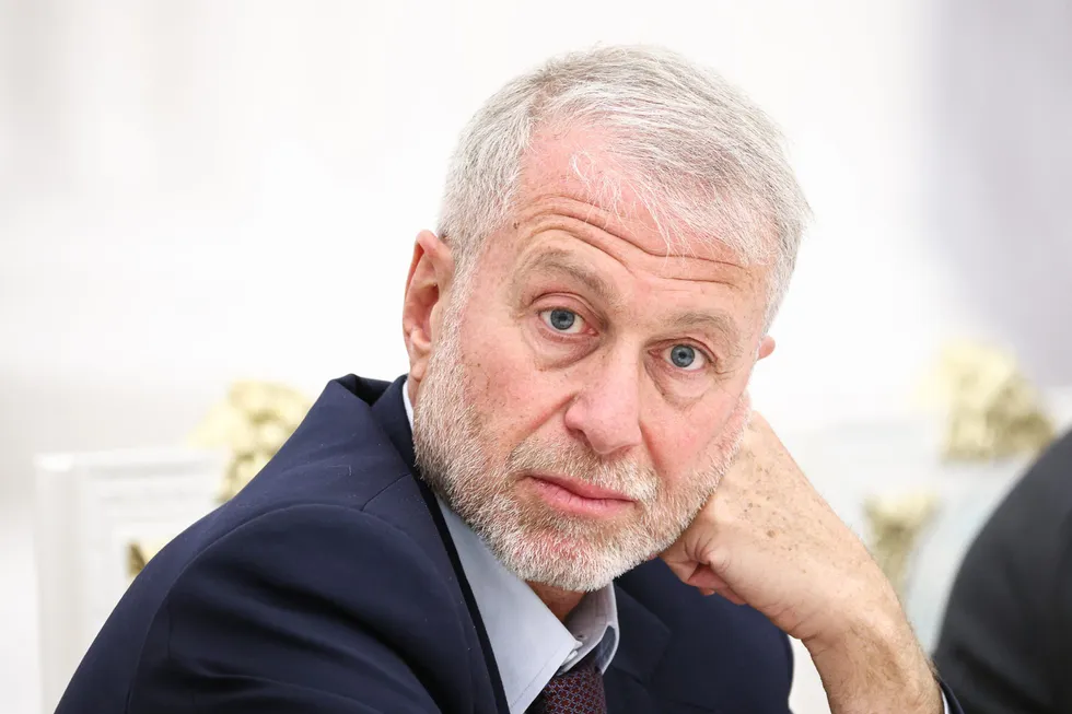 По данным нескольких собеседников, в мае в Киев приезжал российский бизнесмен, которому президент Украины поручил передать предложение о личной встрече с российским лидером; собеседники указывают на Романа Абрамовича.